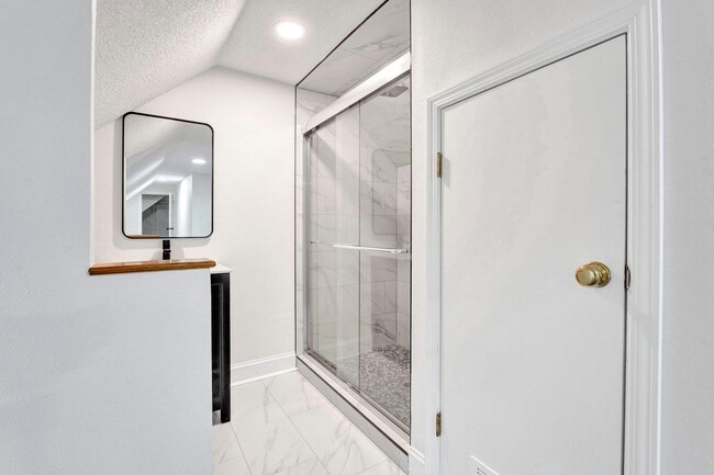 Building Photo - 3780 Shirlwood Ave