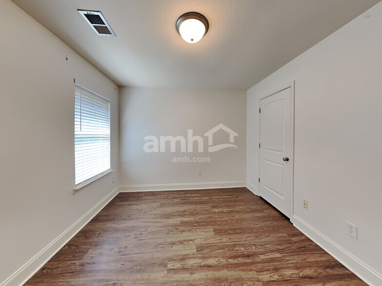 Building Photo - 2961 S Hartland Dr