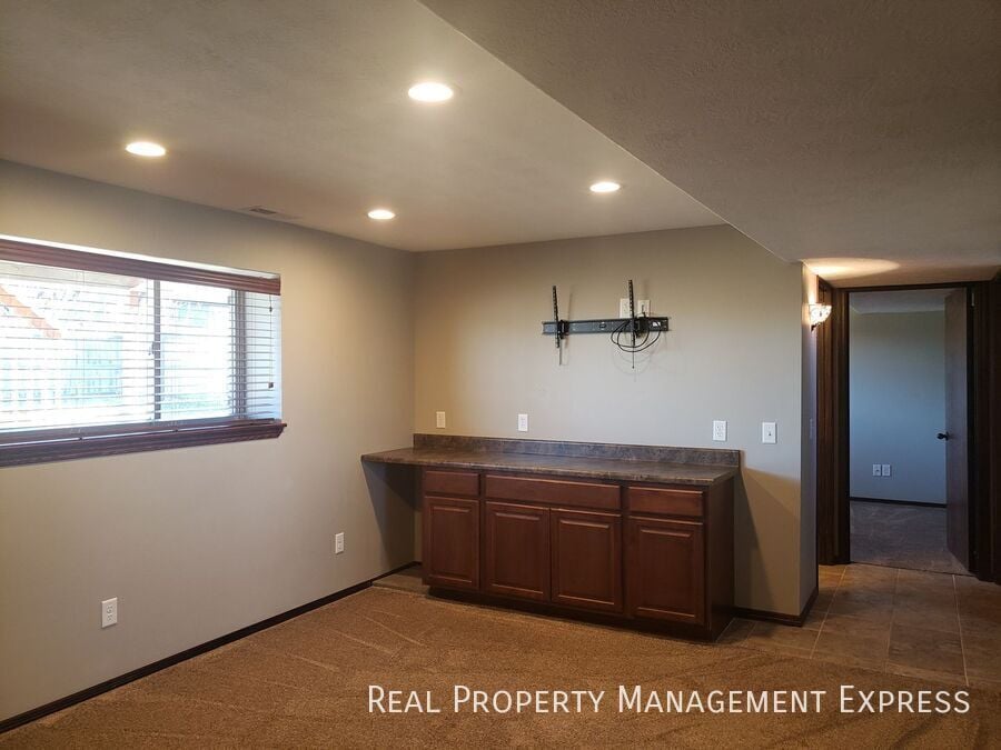 Building Photo - Lovely 4 Bed 2 Bath Home with a Huge Deck and Massive Fenced-in Yard