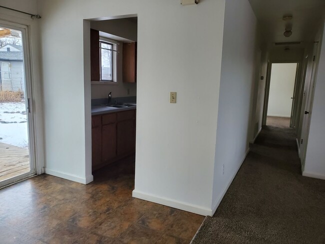 Building Photo - 3 bedroom 1 bath home with 1 car garage an...