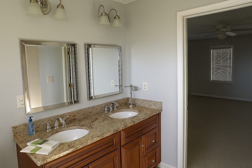 Building Photo - 6 Pepperbush Court