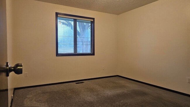 Building Photo - Make This West Boise Home Your Holiday Haven — 3 Beds, 2 Baths!