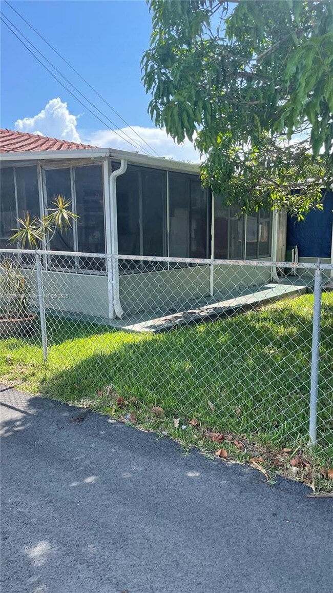 Building Photo - 1909 Mayo St