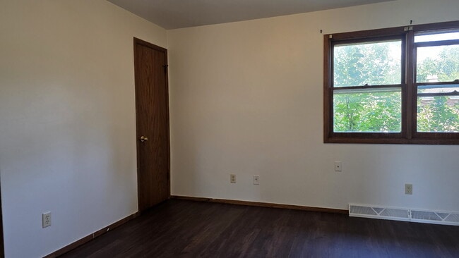 Building Photo - "3-Bed Townhouse with 1.5 Baths in Appleton!