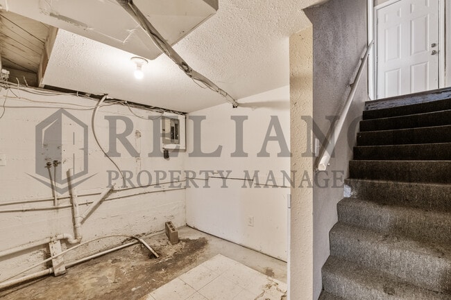 Building Photo - 2118 E 1st St N