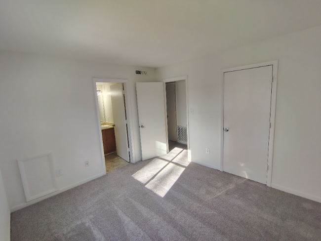 Building Photo - 600 Reusens Rd