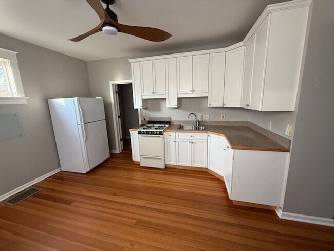 Building Photo - 217 E Oak St