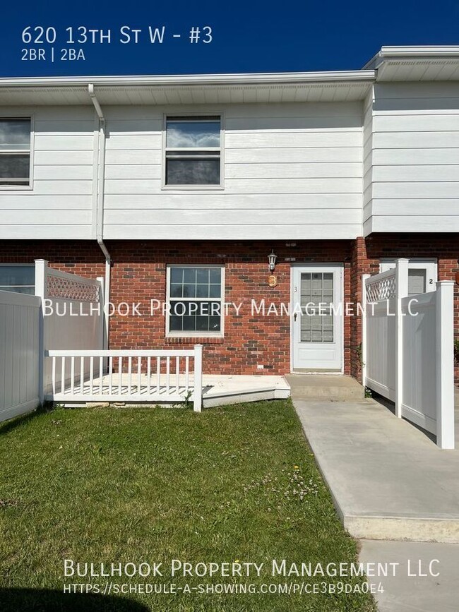 Primary Photo - 2 bed 1-1/2 bath townhouse, new paint, flo...