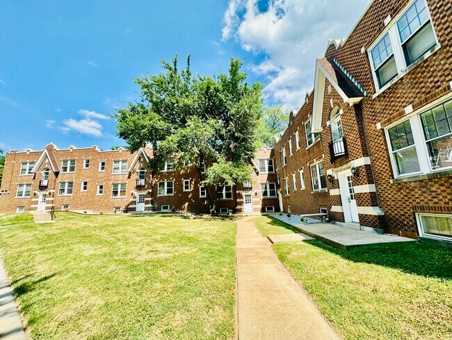 Building Photo - 1240 Hawthorne Pl