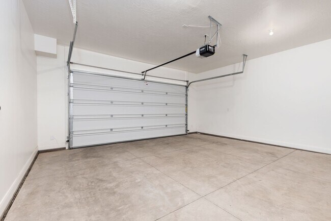Building Photo - 6001 S Carnelian Pkwy