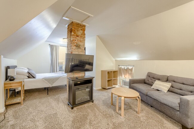 Building Photo - Charming 2 Bedroom with Fenced Yard & Parking Near Old Market!