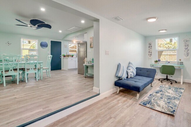 Building Photo - Fully Furnished 2BR/2BA Sarasota Home – Move-In Ready with Entertainment Room Near Siesta Key!