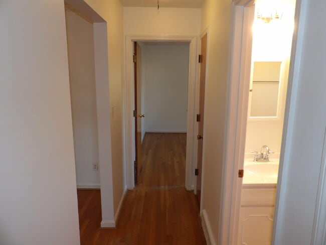 Building Photo - 837 Malabu Dr