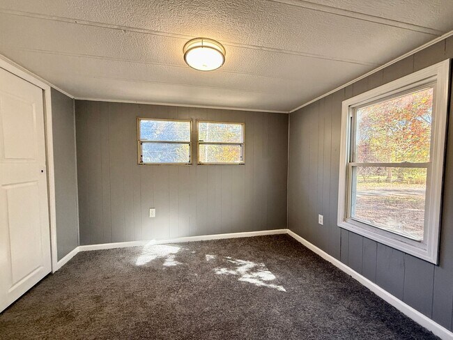 Building Photo - Spacious 2 bed, 1.5 bath Home FOR RENT in Commercial Twp $1400