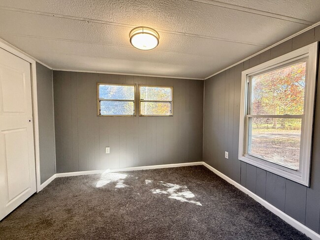 Building Photo - Spacious 2 bed, 1.5 bath Home FOR RENT in Commercial Twp $1500