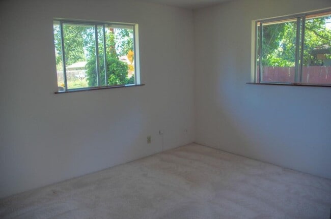 Building Photo - Spacious Renton Rambler w/ a HUGE Backyard!