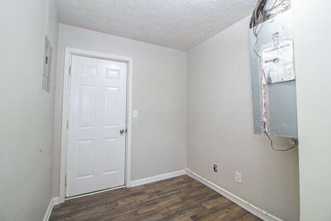 Building Photo - 404 -12 Thompsonville Lane