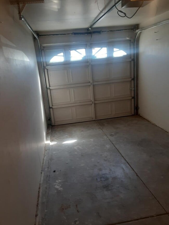 Building Photo - 410 Valley Cir