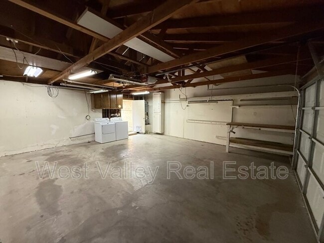 Building Photo - 302 Calvin St