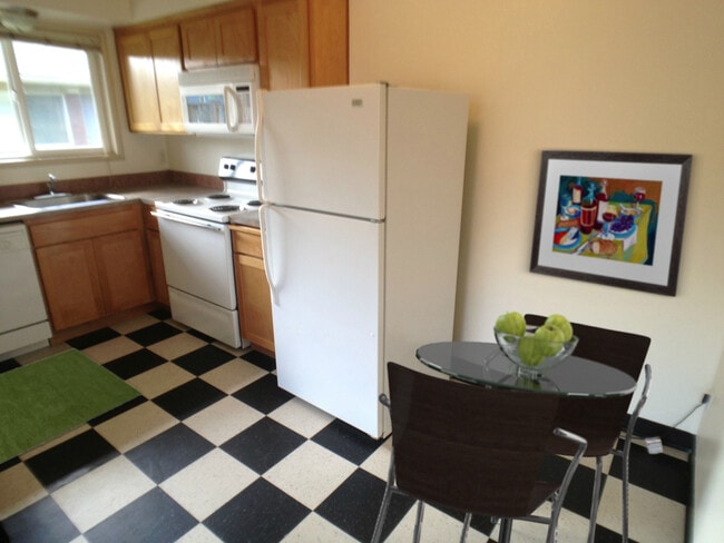 Building Photo - Great lower 1bed, hardwoods, on site laund...