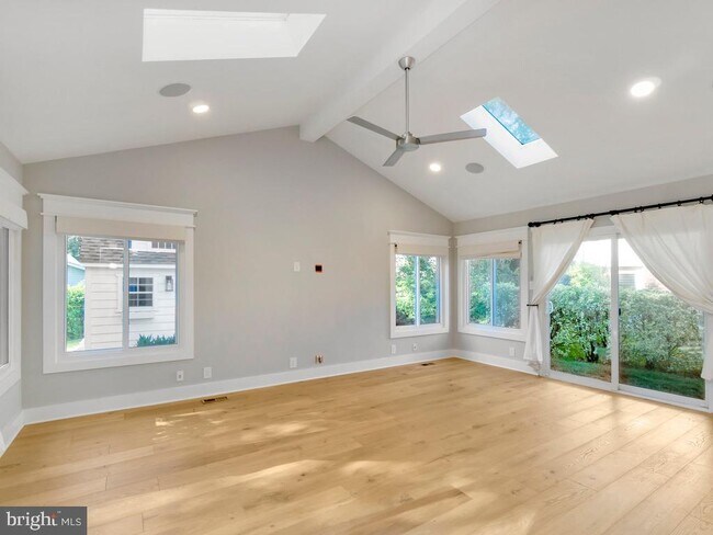 Building Photo - 10106 Crimson Cir