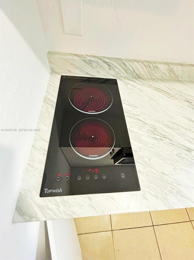 Building Photo - 121 SW 51st Ave