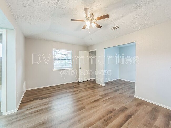 Building Photo - 11823 Bee Ln