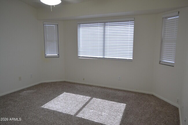 Building Photo - 445 E Osage Ave