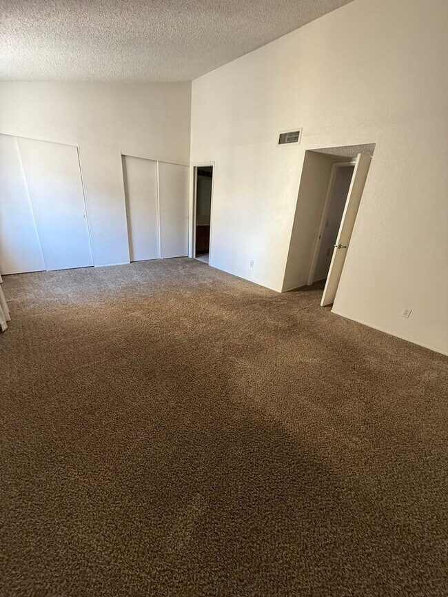 Building Photo - Town Home For Rent