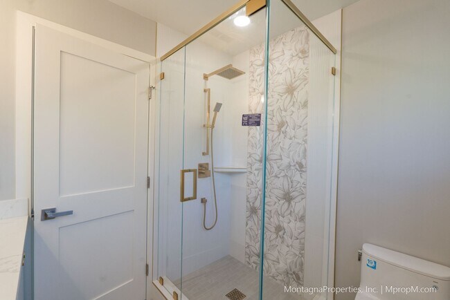 Building Photo - Spacious custom 4 bedroom home with pool and 2 car garage!