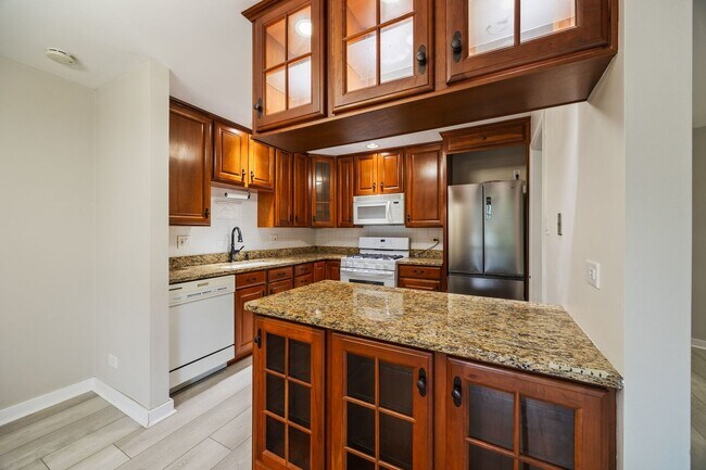 Building Photo - 890 Sheldon Ct