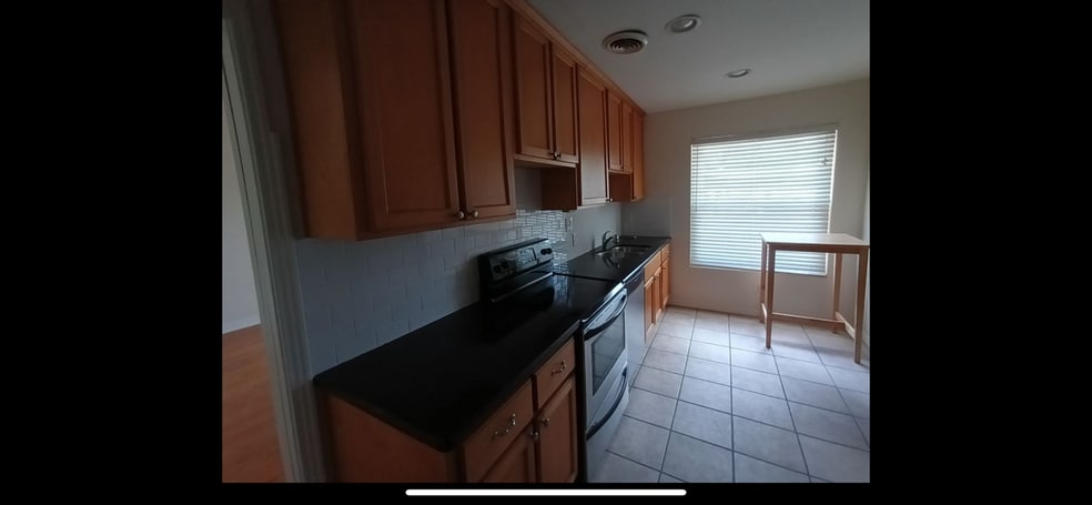 Building Photo - 2943 Saint Johns Ave