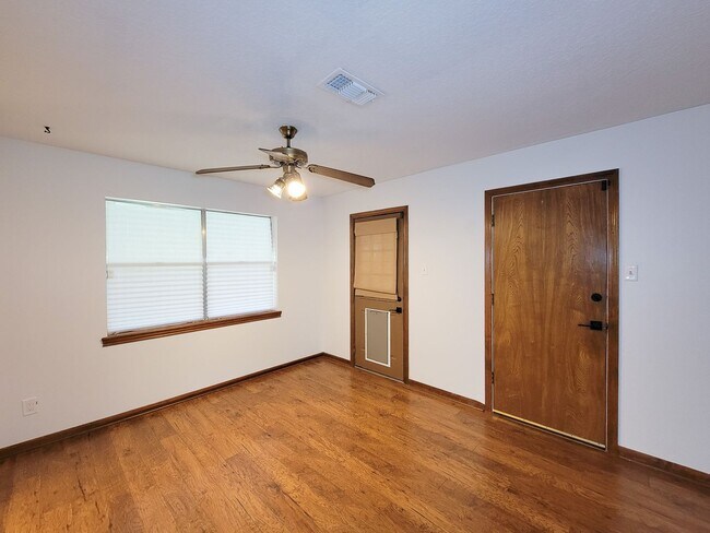 Building Photo - 10282 Valley Dr S
