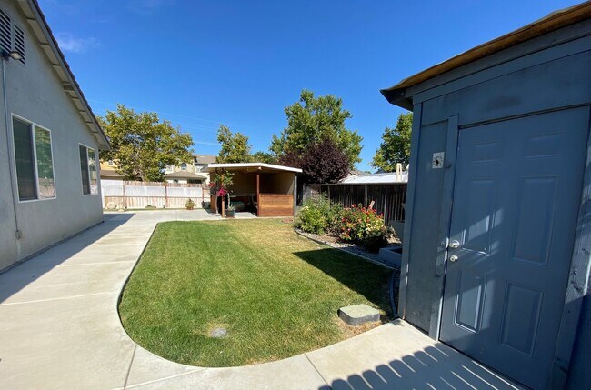 Building Photo - Beautiful Single Story 3 Bedroom 2 Bath! WITH SOLAR!