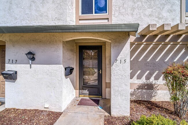 Building Photo - Sunnyvale Townhome, 3 beds 1.5 baths, Nice...