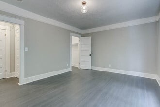 Building Photo - St. Johns Gorgeous Renovated Top Floor Studio w/ 2 Weeks FREE!