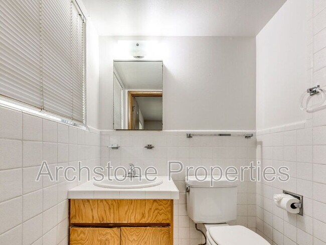 Building Photo - 3121 Lakeside Dr
