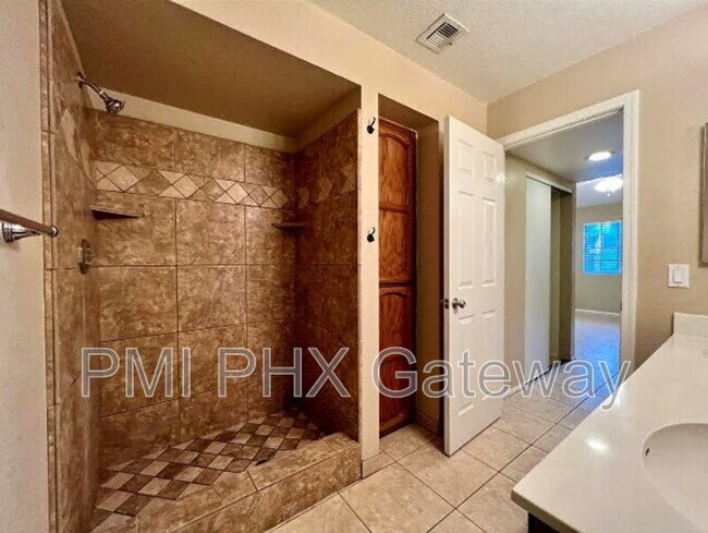 Building Photo - 170 E Guadalupe Rd