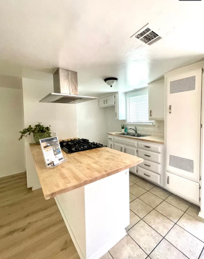 Building Photo - 2bed/1.5 bath with renovated kitchen! AC!!...