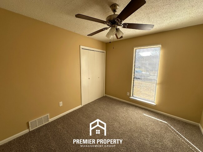 Building Photo - 3BR Home w/ Brick Fireplace, Garage & Fenced Yard in Memphis