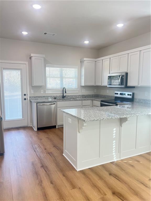 Building Photo - 552 Cosmos St