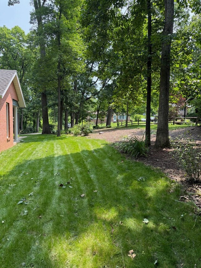 Building Photo - 1531 E Strohm Dr