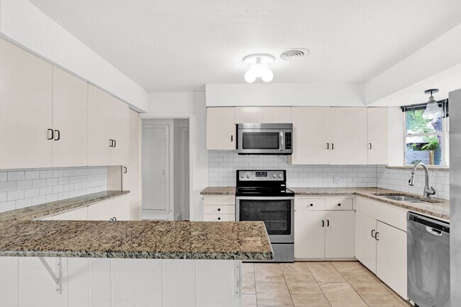 Building Photo - Convenient Living in Dallas – 3BR/2BA Home...