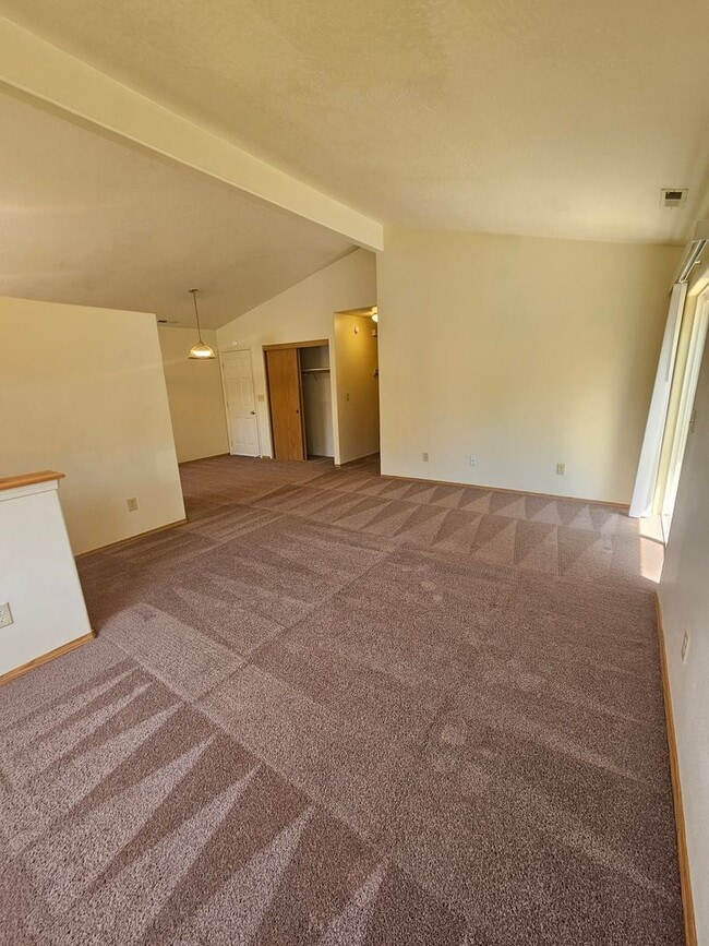 Building Photo - 3 Bedroom Home Near Schools!