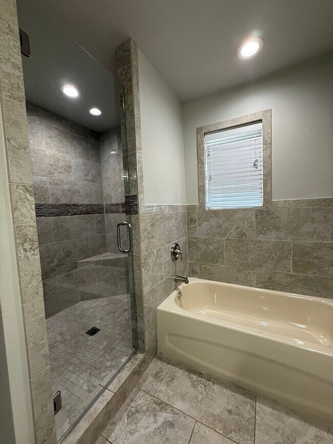 Building Photo - Beautiful modern farmhouse with 5 bedrooms...