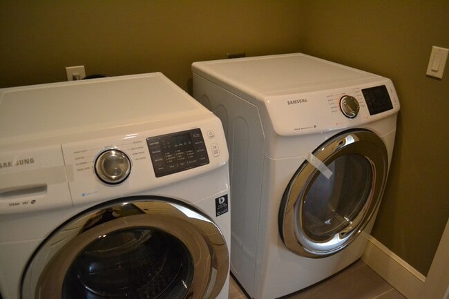 Building Photo - 1609 W 4th St