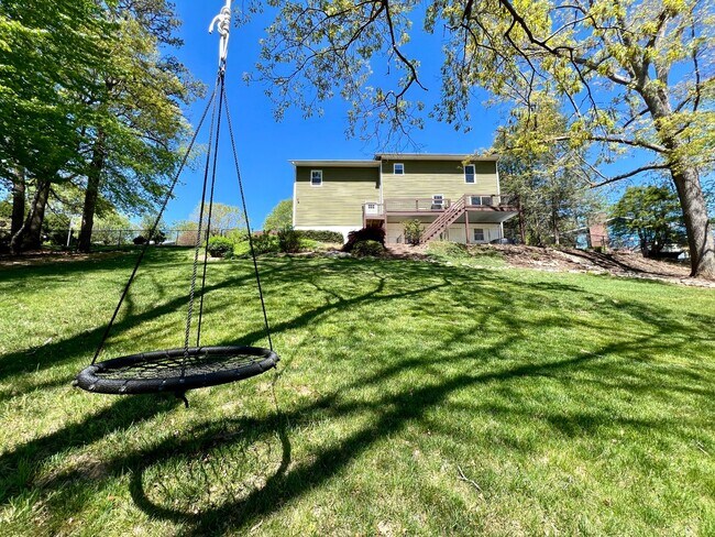 Building Photo - Beautifully Updated Home!  Fenced Yard!