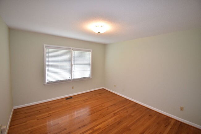 Building Photo - 4 Bedroom and 3 Bath Home- Vander