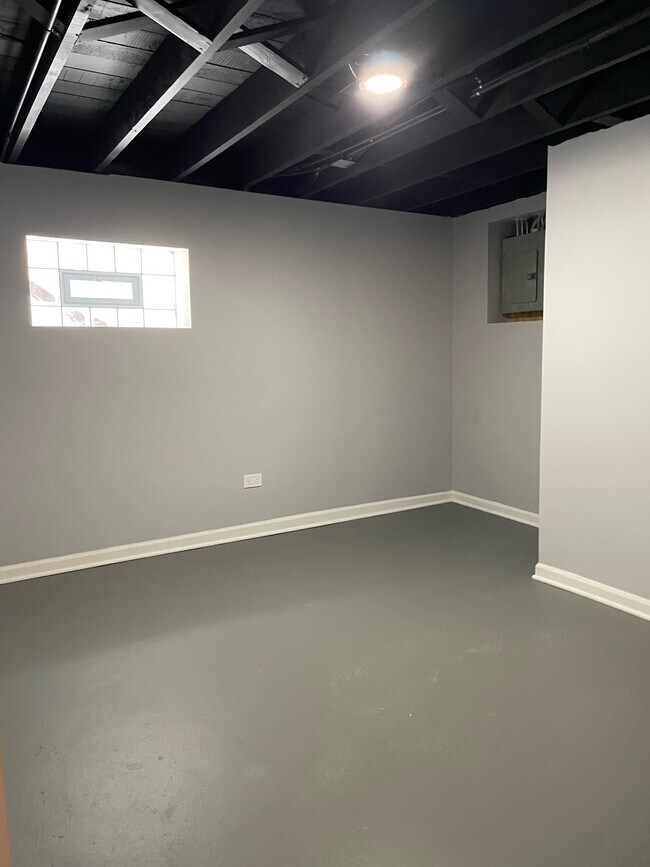 Building Photo - 9129 S Chappel Ave