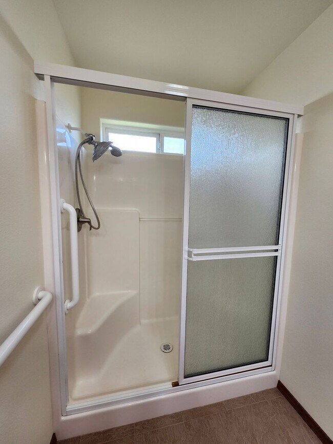 Building Photo - New Listing in a Beautiful Location in a Golf Community
